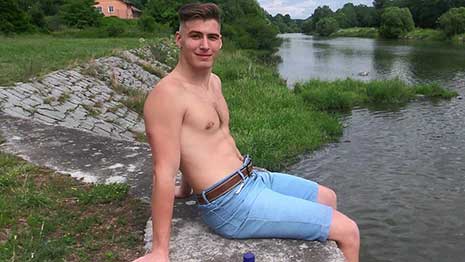 Alex era un chico increíblemente lindo originario de Rusia. Lo conocí mientras Cazador Checo 545 cazaba en las afueras de Praga. Lo vi tomando el sol en un río y al instante me enamoré de él.