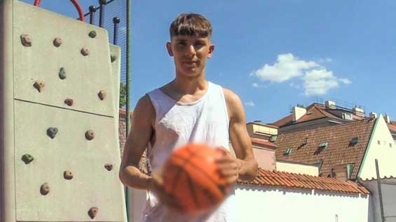 Conocí a este adolescente bien colgado en un patio de recreo. Estaba jugando al baloncesto Cazador Checo 655 solo y se veía exactamente como alguien que podía satisfacer mis necesidades traviesas.