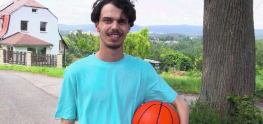 Estaba en un pequeño pueblo de Cazador Checo 756, buscando chicos que disfrutaran de las vacaciones de verano. Conocí a este joven en el camino desde una cancha de baloncesto, donde se relajaba con sus amigos.